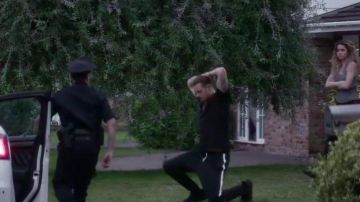 Pantalones de pista usados por Pete Koslow (Joel Kinnaman) como se ve en The Informer