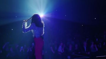 Le pantalon rose porté par Jenifer dans son clip Comme c’est bon