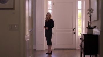 The sheath dress black by Jen Harding (Christina Applegate) in Dead to Me (S01E07)