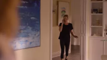 La pantacourt noir de sport de Jen Harding (Christina Applegate) dans Dead to Me (S01E07)