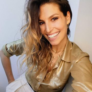 The collar of Laury Thilleman on the account instagram @laurythilleman