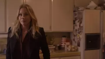 La chemise bordeaux de Jen Harding (Christina Applegate) dans Dead to Me (S01E08)