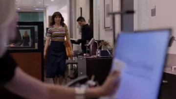 La jupe en jean mi-longue boutonnée de Judy Hale (Linda Cardellini) dans Dead to Me (S01E08)