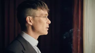 Camisa con cuello de Thomas Shelby (Cillian Murphy) en Peaky Blinders Temporada 4 Episodio 6