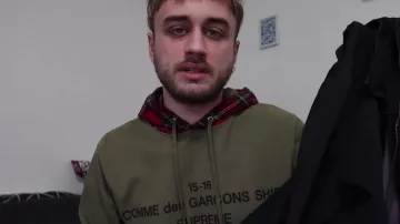 Le sweatshirt à capuche Comme des garçons x Supreme porté par LA ROUTINE dans sa vidéo Youtube Mes vêtements de friperie