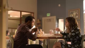 La robe à fleurs de Judy (Linda Cardellini) dans Dead to Me (S01E06)