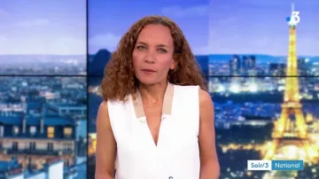 La camiseta sin mangas morgan de cuello dorado de Sandrine Aramon en Soir 3 de 05.05.2019