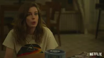 La camiseta vintage de Pink Floyd que lució Harper (Gillian Jacobs) en Ibiza
