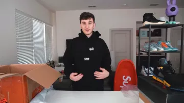 Le sweatshirt Supreme x Comme des Garçons dans la vidéo YouTube Unboxing a $12,500 HYGHEST RATED Hyperbeast Mystery Box! de Harrison Nevel