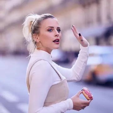 The creoles "Love You" Home Paillard worn by Kelly Vedovelli on his account Instagram @kellyvedovelli