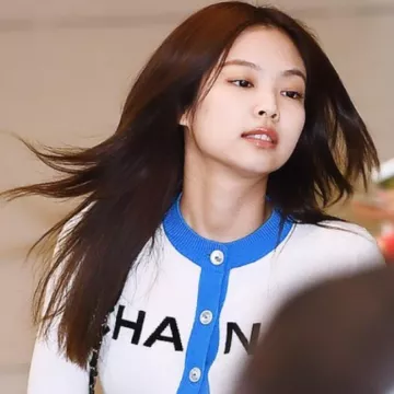 Chanel Cardigan Blue & White usada por Jennie Kim en la cuenta de Instagram @blackpink_allegiance