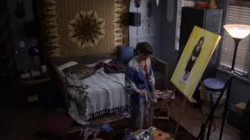 Le kimono bleu à fleurs de Judy Hale (Linda Cardellini) dans Dead to Me (S01E09)