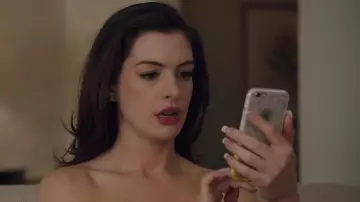Apple iPhone used by Daphne Kluger (Anne Hathaway) in Ocean's Eight