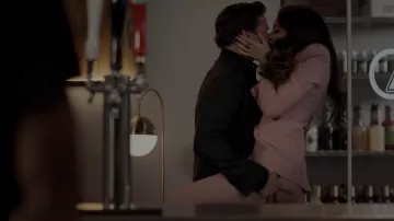 Le pantalon rose de tailleur Alexander McQueen de Fallon Carrington (Elizabeth Gillies) dans Dynastie (S02E20)