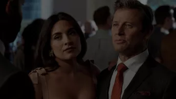 Earrings butterfly Jennifer Behr Crystal Jennings (Ana Brenda Contreras) in Dynasty (S02E20)