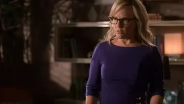 La robe violette de Linda Martin (Rachael Harris) dans Lucifer (S04E01)