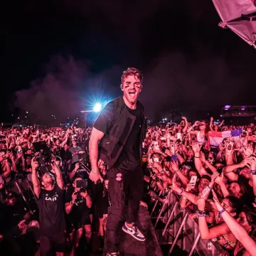The sweat pants Off White by Andrew Taggart on the account instagram of @thechainsmokers