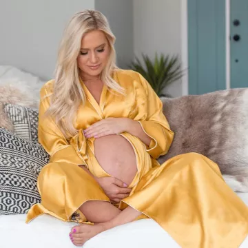 Jessica Simpson Maternity Open-Front Jacket worn by Lauren Burnham on her Instagram account @laureneburnham