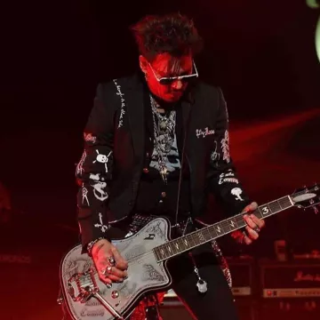 Lord Sm Paris Jd Tattooed Tail Coat usado por Johnny Depp para el concierto de Hollywood Vampires en Las Vegas 10 de mayo de 2019