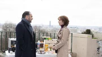 The trench coat long beige Julie / Laurette (Mathilde Seigner) in neither one, Nor two