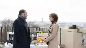 La larga trinchera beige de Julie / Laurette (Mathilde Seigner) en Ni une, ni deux