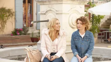 La chaqueta blanca de plumas cortas de Julie / Laurette (Mathilde Seigner) en Ni une, ni deux