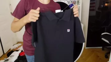 Le polo Fila présenté par Néo The One dans sa vidéo Youtube mon haul de rentrée (à peine en retard ! ????)