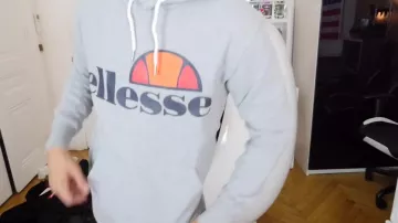 Le sweatshirt Ellesse présenté par par Néo The One dans sa vidéo Youtube mon haul de rentrée (à peine en retard ! ????)