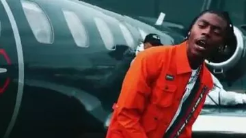 La veste Adidas orange porte par Koba laD dans son clip RR 9.1 feat. Niska