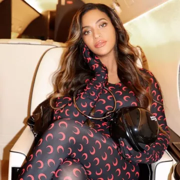 The pants leggings-red moon of Beyoncé on her account Instagram @beyonce