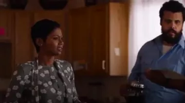 Equipo Luis Blusa usada por Tia Young (Emayatzy Corinealdi) en La Línea Roja (S01E02)