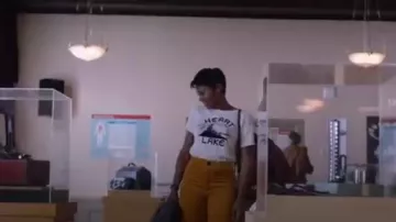 J.Crew Heart Lake Tee usado por Tia Young (Emayatzy Corinealdi) en The Red Line (S01E04)