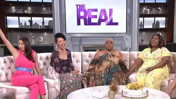 Aqua Bow Detail Jumpsuit usado por Jeannie Mai en The Real mayo 04,2019