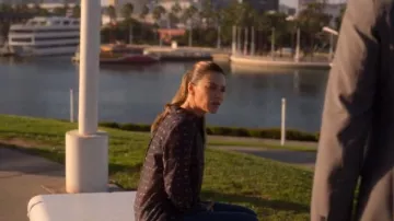 Equipo Essential Button Up Blusa usada por Chloe Decker (Lauren German) en Lucifer (S04E02)