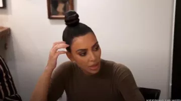 Yeezy Saison 6 Mock Neck Tee porté par elle-Même (Kim Kardashian West) en accord avec les Kardashians (S16E06)