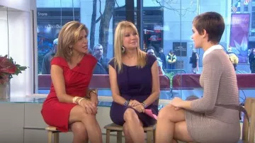 Adrianna Papell à Manches Trois Quart de la Gaine Robe avec Découpe des Accents portés par Hoda Kotb aujourd'Hui, avril 12,2019