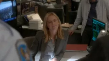 J. Crew Soie Garçon Chemisier porté par Ellie Bishop (Emily Wickersham) dans NCIS (S12E08)