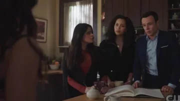 Bcbgmaxazria Gia Blazer usado por Mel Vera (Melonie Diaz) en Charmed (S01E21)