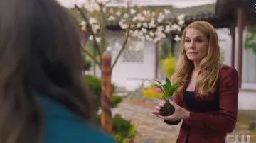 Bcbgmaxazria Arelia Abrigo usado por Charity (Virginia Williams) en Charmed (S01E21)