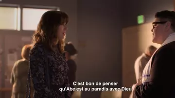 La robe violette à motifs de Judy Hale (Linda Cardellini) dans Dead to Me (S01E10)