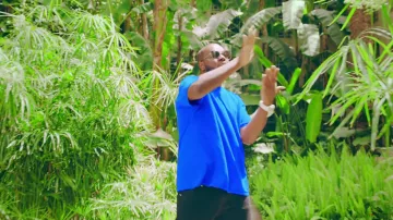 Le t-shirt bleu porté par Gims dans GIMS, Maluma - Hola Señorita (Maria) [Official Video]