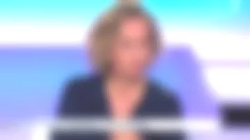 El fluido vestido de jacquard azul medianoche de Caroline Roux en C dans l'air el 13.05.2019