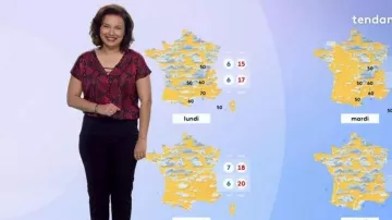 The red python t-shirt Camaïeu worn by Anais Baydemir in Météo 2
