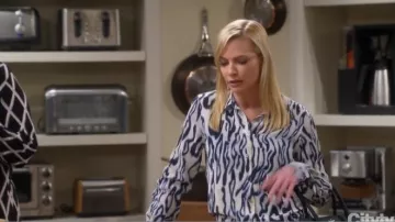 Equipment Brett Shirt in Marshmallow worn by Jill Kendall (Jaime Pressly) in Mom (S06E22)