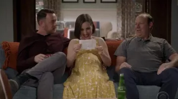 Mimi Mimi Button Vestido de maternidad delantero usado por Jen (Zoe Lister-Jones) en Life in Pieces (S04E05)