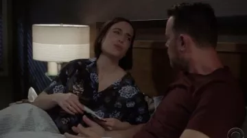 Hanro Zahra Floral Long-Sleeve Sleepwear Top usado por Jen (Zoe Lister-Jones) en Life in Pieces (S04E05)