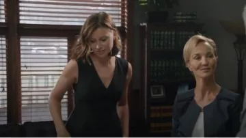 Bcbgmaxazria Sleeveless Tiered Peplum Top usado por Aly Michalka en iZombie (S05E02)