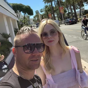 Las gafas de sol cuadradas rosas de Elle Fanning en la cuenta de Instagram de @anya_dakota_elle_