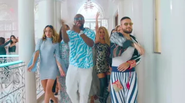 Le t-shirt zébré bleu et blanc de GIMS son clip Hola Señorita (Maria) avec Maluma