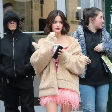 Rachel Comey Décorum Jupe Rose Moiré Jacquard porté par Lucy Hale sur l'ensemble de Katy Keene à New York le 25 Mars 2019